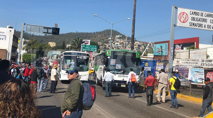 Entre burlas y corretizas, maestros secuestran camiones para sus bloqueos | El Imparcial de Oaxaca