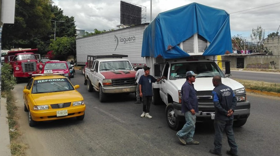 Se registra choque entre dos camionetas en la avenida Símbolos Patrios | El Imparcial de Oaxaca