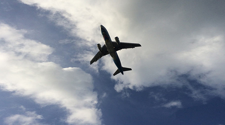 Video: Avión suspendido en el aire causa revuelo en redes sociales | El Imparcial de Oaxaca