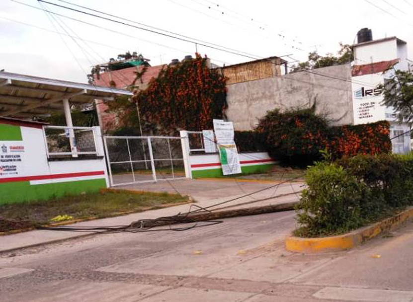 Derriban poste de telefonía en Huajuapan | El Imparcial de Oaxaca