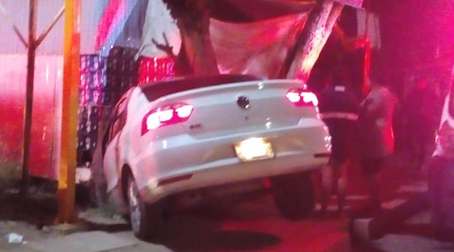 Aparatoso choque entre taxi y auto particular en la ciudad de Oaxaca