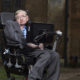 Subastan en un millón de dólares tesis y silla de ruedas de Hawking