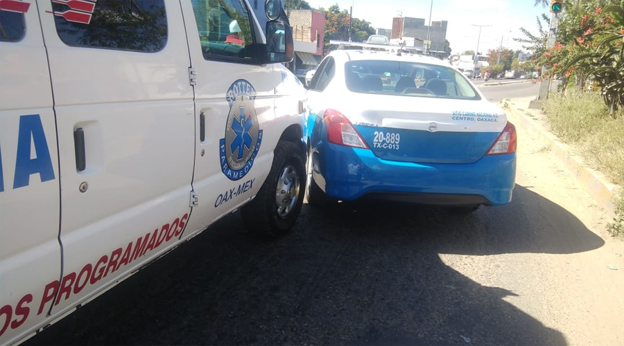 Taxi embiste a ambulancia en Símbolos Patrios | El Imparcial de Oaxaca
