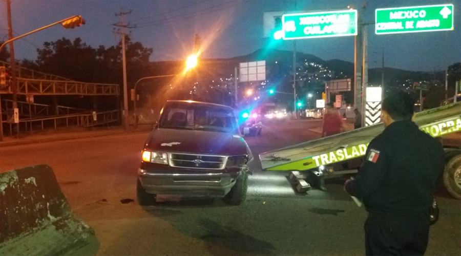 Tras sufrir choque, vuelca camioneta en el Periférico de Oaxaca | El Imparcial de Oaxaca