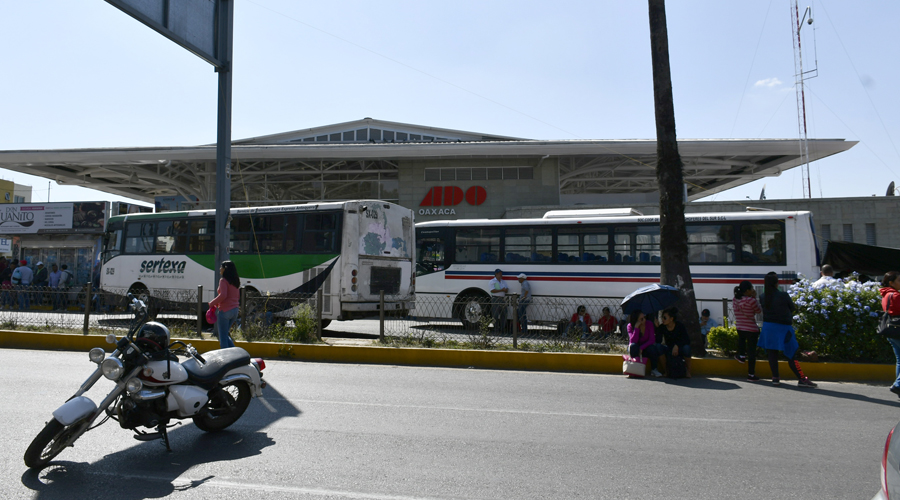 Magisterio oaxaqueño redobla sus protestas y bloquean terminal de autobuses | El Imparcial de Oaxaca