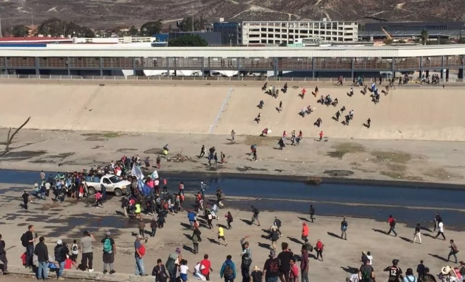 Migrantes rompen cerco policiaco en Tijuana y cruzan a Estados Unidos | El Imparcial de Oaxaca