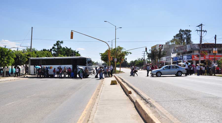 Por falta de quincena, SUTIEBO bloquea Avenida Universidad | El Imparcial de Oaxaca