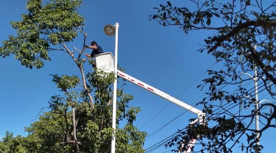 Rehabilitan luminarias dañadas por los vientos | El Imparcial de Oaxaca