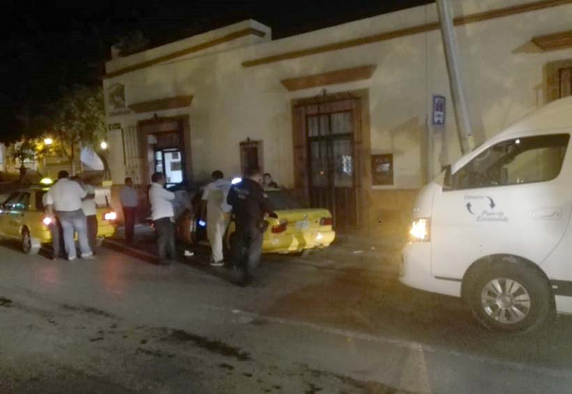 Urban choca a taxi en centro de Oaxaca | El Imparcial de Oaxaca