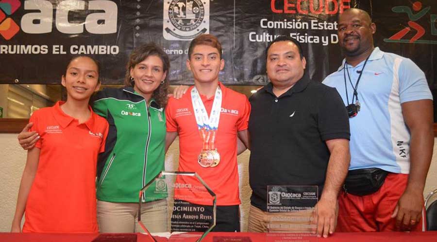 Regresa oaxaqueño tras consagrarse como bicampeón mundial de Poomsae | El Imparcial de Oaxaca