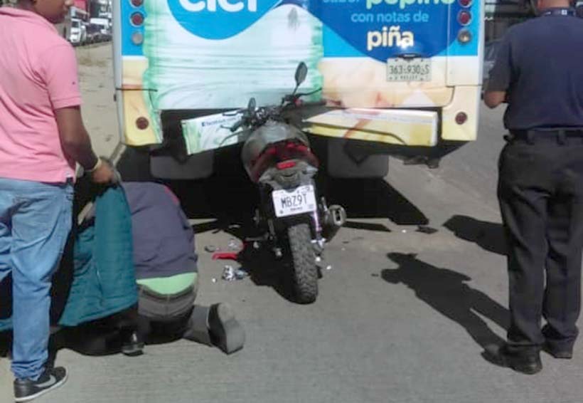 Motociclista se incrusta en urbano en la Central de Abasto | El Imparcial de Oaxaca