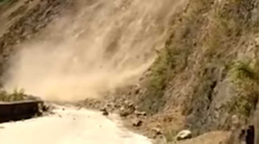 Vídeo: Deslave de tierra a punto de sepultar camión
