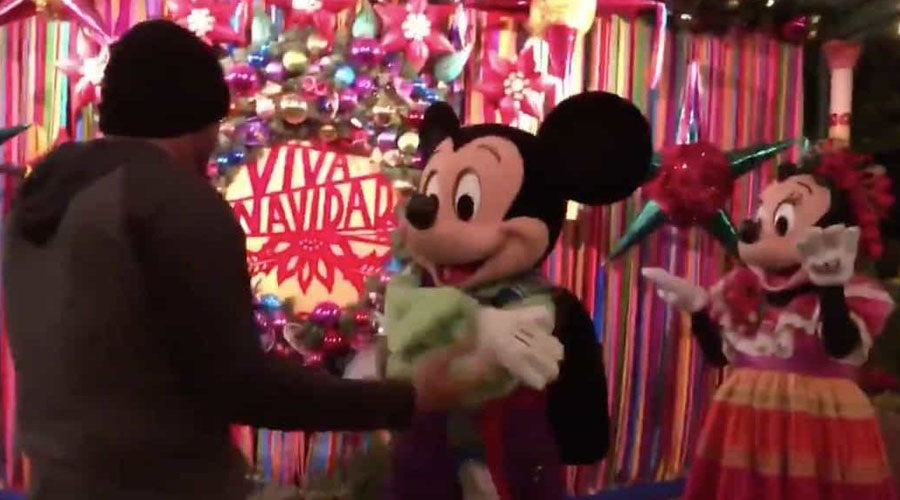 Video: Un visitante le pide matrimonio a Minnie frente a Mickey Mouse en Disneyland | El Imparcial de Oaxaca