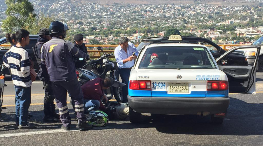 Motociclista choca contra taxi en el Cerro del Fortín | El Imparcial de Oaxaca