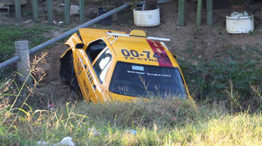 Taxista pierde la vida tras volcar en Santa María Coyotepec | El Imparcial de Oaxaca
