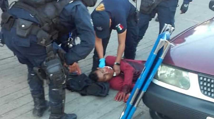 Tras sufrir asalto, taxista permanece grave en hospital