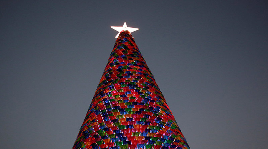 Encienden árbol de Navidad hecho de sillas de plástico | El Imparcial de Oaxaca