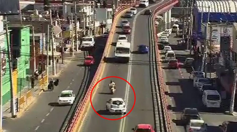 Video: Taxista embiste a motociclista de frente al invadir carril contrario | El Imparcial de Oaxaca