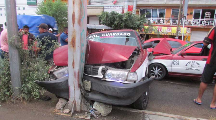 Choque entre taxis deja tres lesionados, uno de ellos prensado | El Imparcial de Oaxaca