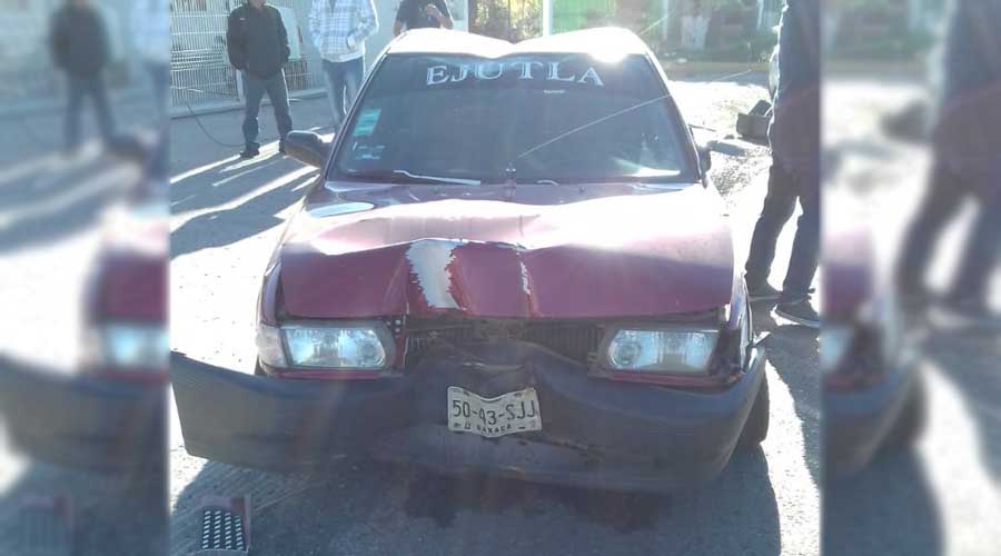Choca taxi foráneo contra automóvil en Ánimas Trujano | El Imparcial de Oaxaca