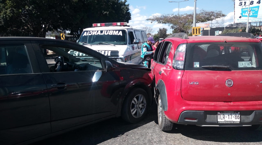 Chocan dos autómoviles en avenida Símbolos Patrios | El Imparcial de Oaxaca