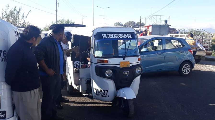 Chocan mototaxi y automóvil en la carretera al CRIT | El Imparcial de Oaxaca