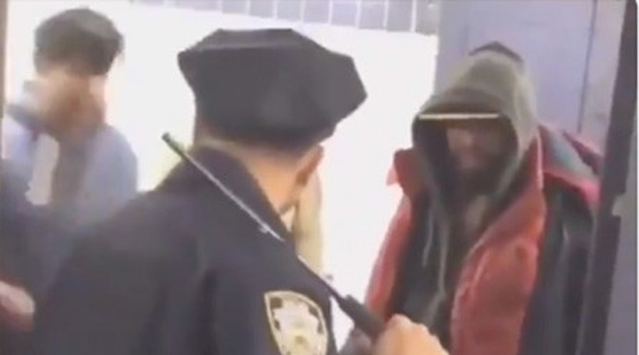 Video: El enfrentamiento entre un policía y cinco borrachos en el metro de Nueva York | El Imparcial de Oaxaca