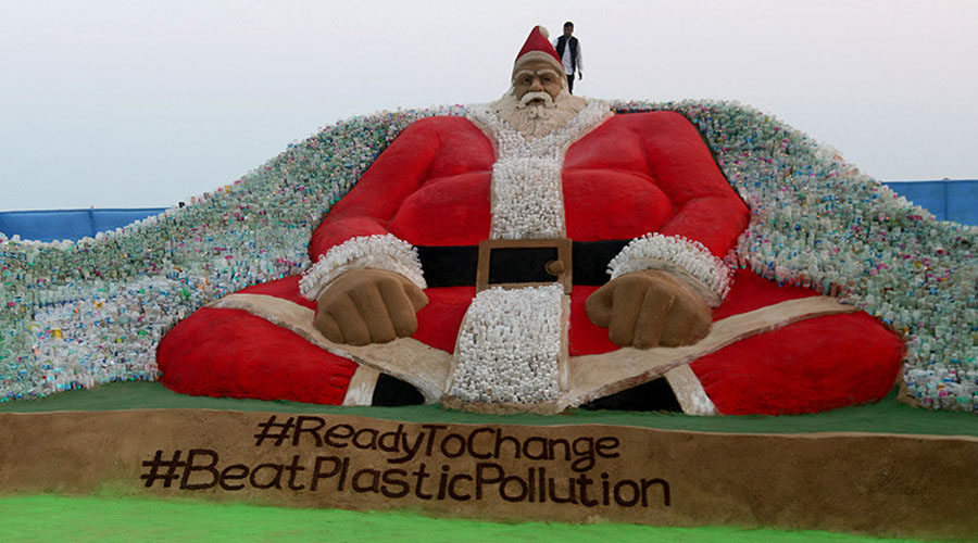Video: Crean un Santa Claus gigante con 10 mil botellas de plástico en una playa de la India | El Imparcial de Oaxaca