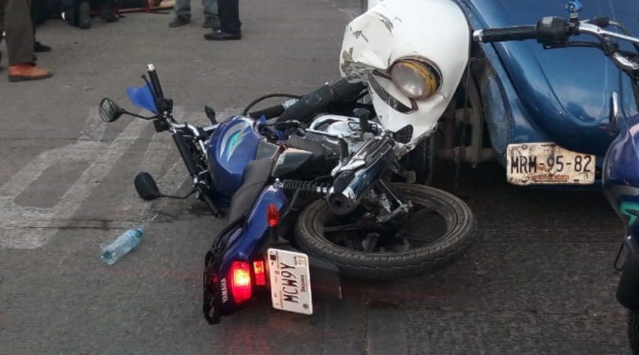 Reportan choque de motociclista contra auto en la Fundición