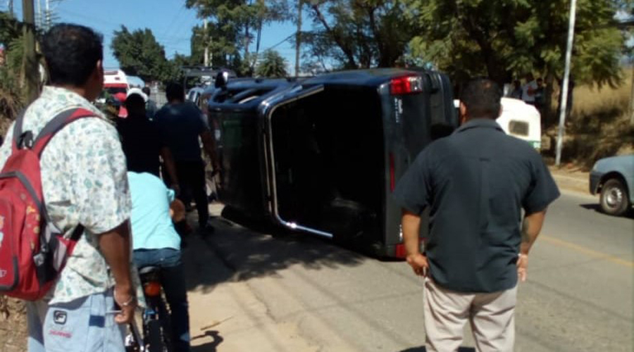 Se registra aparatoso choque en carretera a Atzompa | El Imparcial de Oaxaca