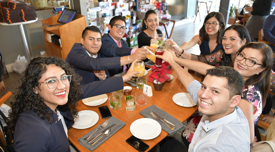 Personal de la Universidad Anáhuac celebran la navidad