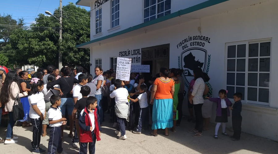 Alumnos y tutores  de la Escuela Primaria Adolfo C Gurrión protestan en Fiscalía | El Imparcial de Oaxaca