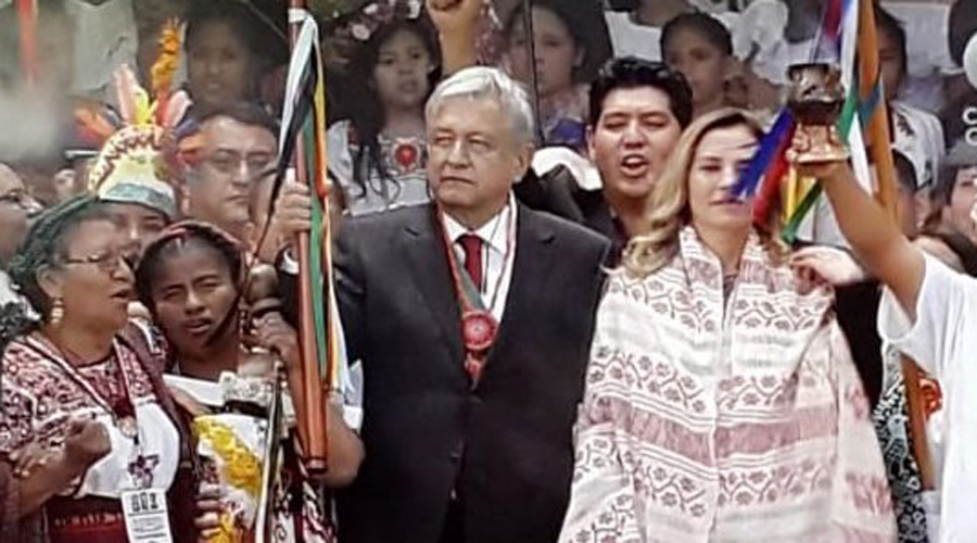 AMLO recibe ‘Bastón de Mando’, máximo símbolo de poder de las comunidades indígenas | El Imparcial de Oaxaca