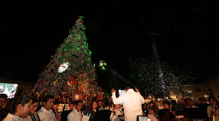 Encienden en la Alameda de Oaxaca árbol monumental de Navidad | El Imparcial de Oaxaca