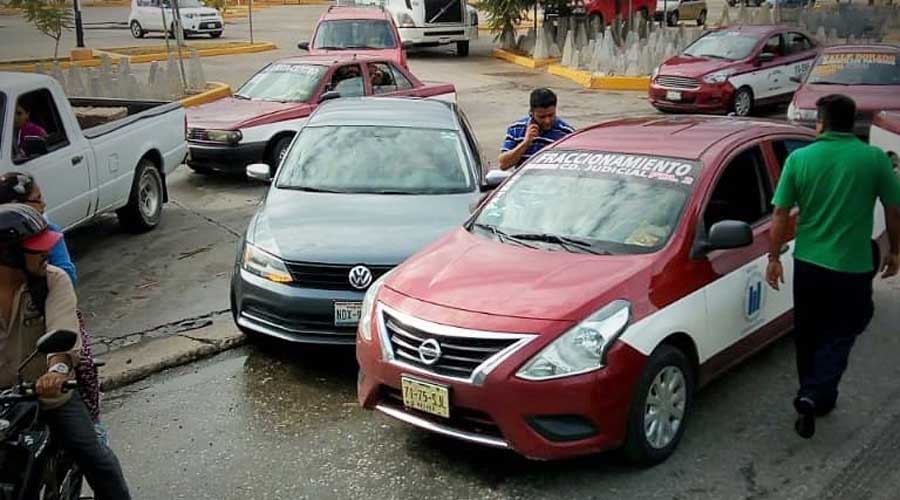 Choque en Símbolos Patrios, deja daños materiales | El Imparcial de Oaxaca