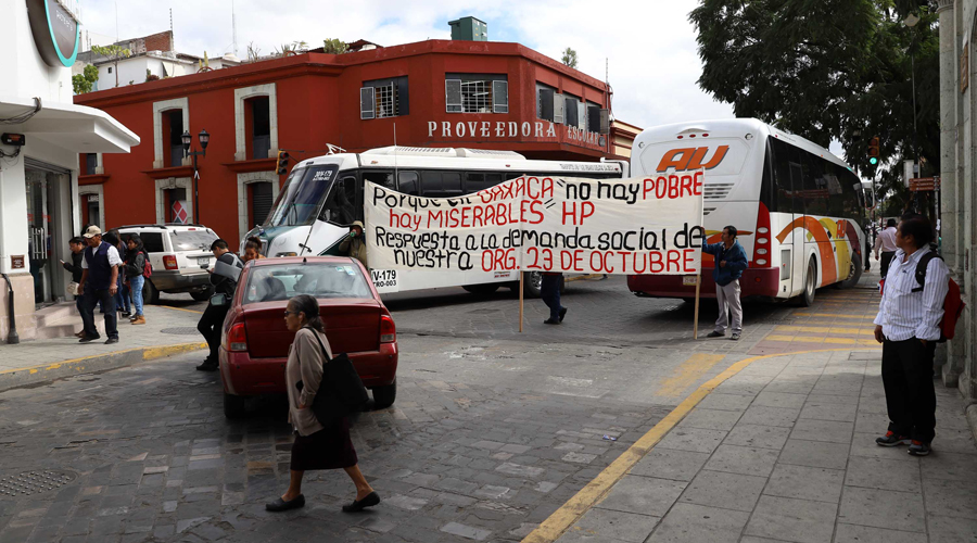 Organizaciones y empleados  colapsan calles de la capital | El Imparcial de Oaxaca