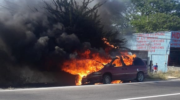Fuego consume una camioneta en la carretera federal Transístmica | El Imparcial de Oaxaca