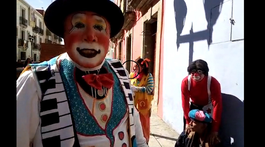 Video: ¡Se lo cargó el payaso! Detienen a hombre durante caminata de payasos | El Imparcial de Oaxaca