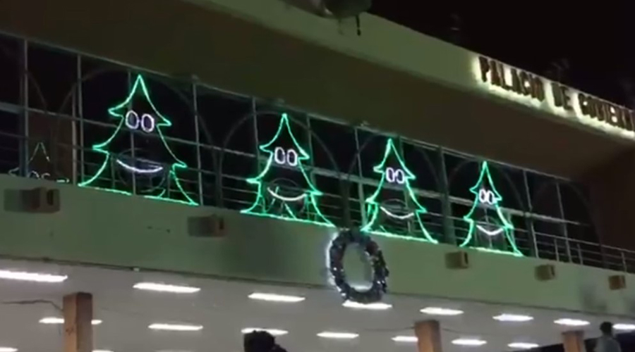 Video: Decoran edificio con pinos navideños cantando “Bohemian Rhapsody”