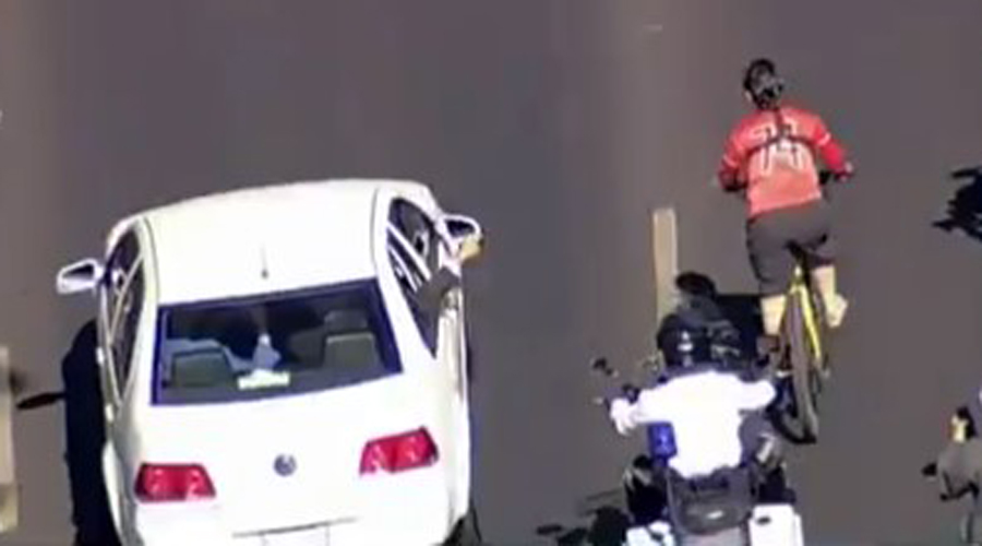 Video: Ciclista alcanza automovil de AMLO y le dirige unas palabras | El Imparcial de Oaxaca