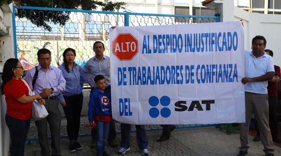 Empleados despedidos del SAT acuden ante la DDHPO | El Imparcial de Oaxaca