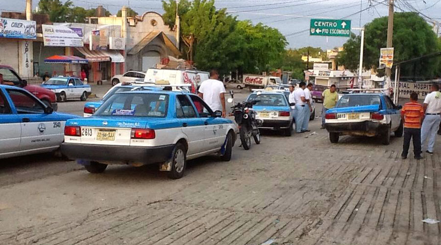 Taxistas de la Costa continúan su lucha contra mototaxis | El Imparcial de Oaxaca