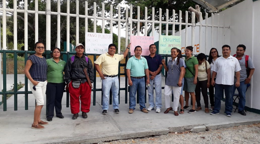 Trabajadores del plantel 21 del Cecyte exigieron sus aguinaldos | El Imparcial de Oaxaca