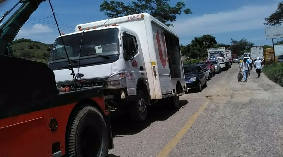 Transportistas de Tuxtepec bloquean cruce de carretera federal | El Imparcial de Oaxaca