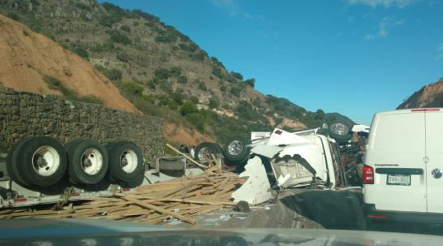 Vuelca camión cargado de madera en la súper carretera | El Imparcial de Oaxaca