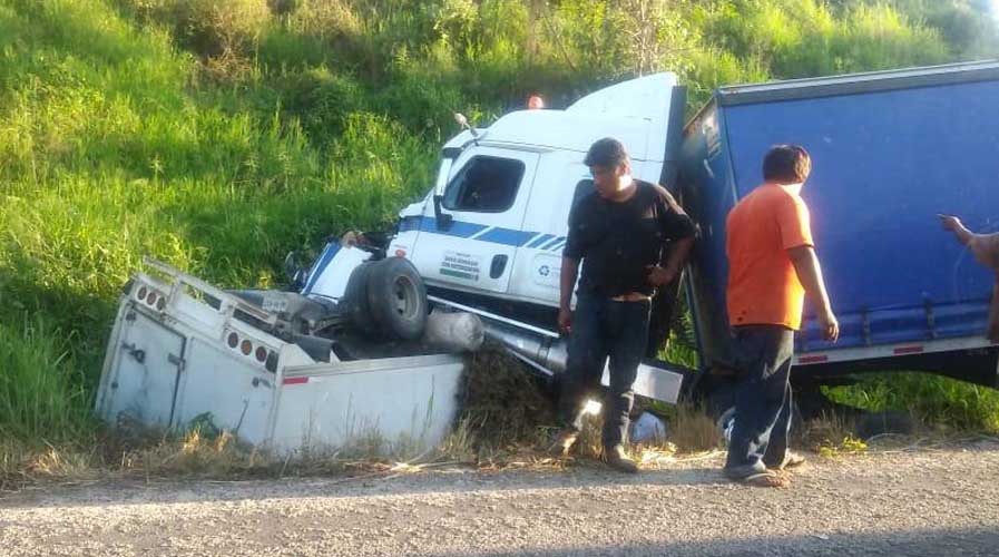 Un muerto y un lesionado deja fuerte accidente en Pochutla | El Imparcial de Oaxaca