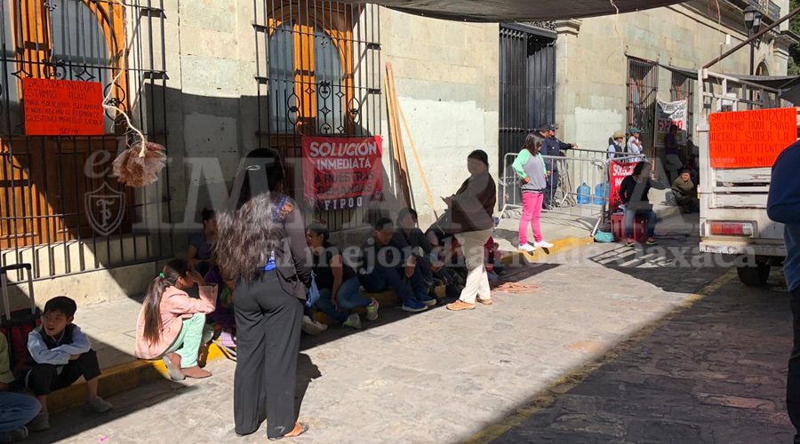 FIPOO bloquea Palacio de Gobierno; pide pago de recursos para obras en Oaxaca | El Imparcial de Oaxaca