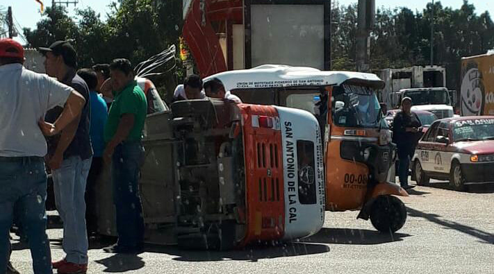 Aparatoso choque entre taxi y motocarro deja tres lesionados | El Imparcial de Oaxaca