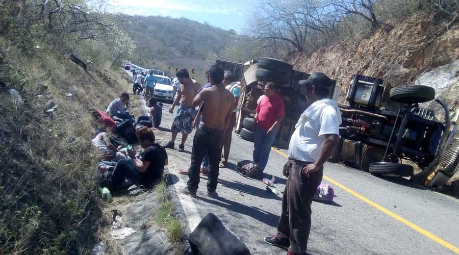 Se registra aparatosa volcadura en carretera Salina Cruz–Huatulco | El Imparcial de Oaxaca