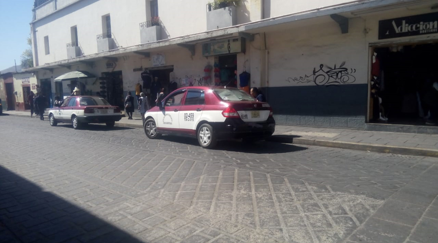 Urbaneros y taxistas ocasionan caos vial en calles de Oaxaca